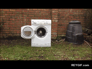 GIF animado (95990) Lo que pasa cuando tiras un ladrillo en una lavadora en marcha
