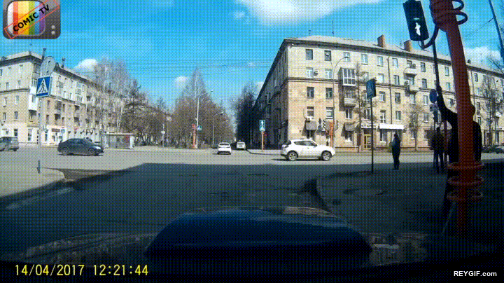GIF animado (96568) Lo que pasa cuando un transeunte decide arreglar un semaforo