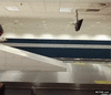 GIF animado (96472) Lo tipico que haces esperando tu maleta en el aeropuerto