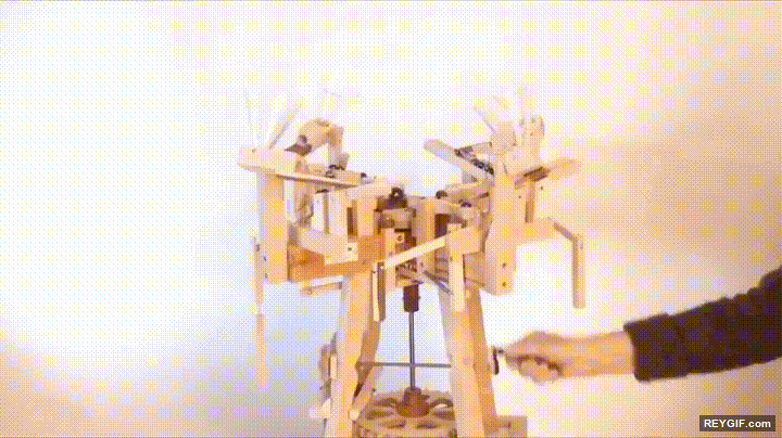 GIF animado (96054) Maquina artesanal capaz de lanzar canicas con una gran precision