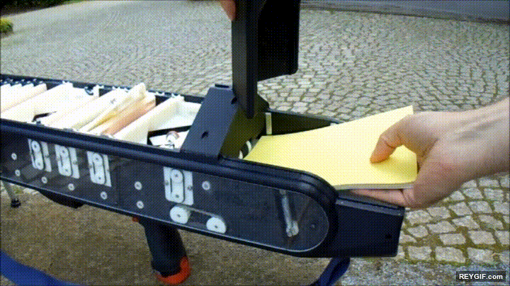 GIF animado (96021) Maquina de lanzar aviones de papel ya no hay excusa para no pasarlo bien