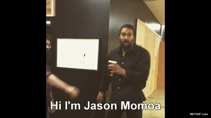 GIF animado (95898) Mi nombre es jason momoa me encanta beber cerveza y lanzar tomahawks