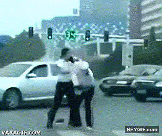 GIF animado (93736) Mientras tanto en china policias peleandose entre ellos