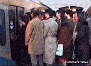 GIF animado (93575) Mientras tanto en una estacion de metro en japon