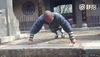 GIF animado (96420) Monje shaolin haciendo flexiones con dos dedos