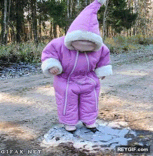 GIF animado (95044) Nina rusa camina sobre el hielo por primera vez