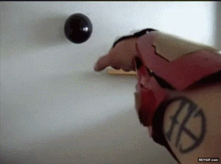 GIF animado (96609) Ningun globo puede resistir el poder de mi brazo bionico