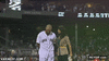 GIF animado (93644) No es posible hacer una entrevista tranquilo en un partido de baseball americano