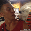 GIF animado (93632) No le des de fumar a tu cacatua porque se puede volver muy loco