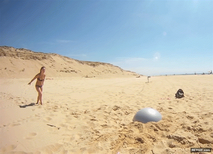 GIF animado (95253) Nunca intentes imitar las volteretas que da tu amiga en la playa
