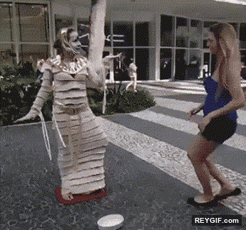 GIF animado (95773) Nunca intentes vacilar a una estatua humana