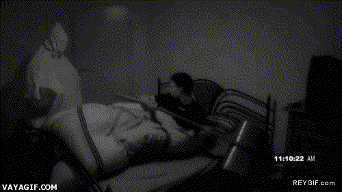 GIF animado (91383) Os presentamos el nuevo martillo gigante anti sustos mientras duermes