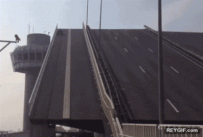 GIF animado (94163) Papa ya te dije que no era buena idea aparcar el quad en un puente levadizo