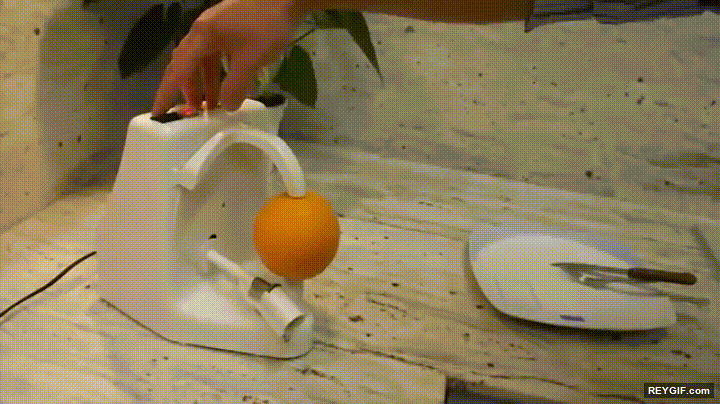 GIF animado (95576) Pelador de naranjas automatico necesitas uno en tu vida