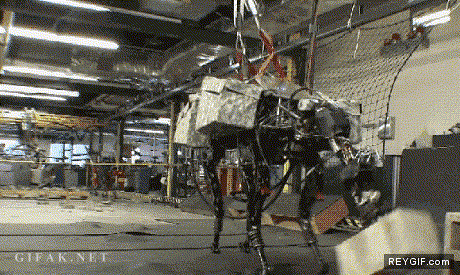 GIF animado (91886) Perro robot lanzando un bloque de hormigon
