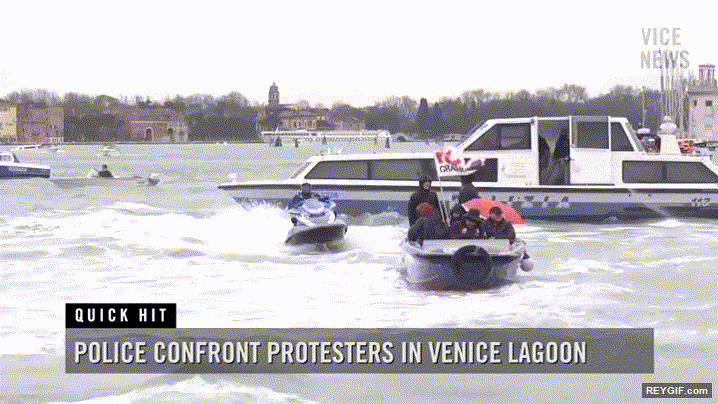 GIF animado (94526) Policia italiana trolleando a los protestantes