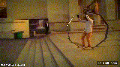GIF animado (93396) Porque tener un solo skate cuando puedes hacer una rueda entera
