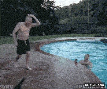 GIF animado (93625) Prepara la camara hijo veras el mejor salto a la piscina de todos los tiempos