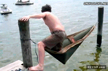 GIF animado (92963) Que gran idea una hamaca colgada encima del mar que podria salir mal