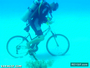 GIF animado (91224) Que no se puede ir en bici bajo el agua