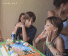 GIF animado (90884) Quien tiene cumpleanos despues de soplar las velas se come la tarta