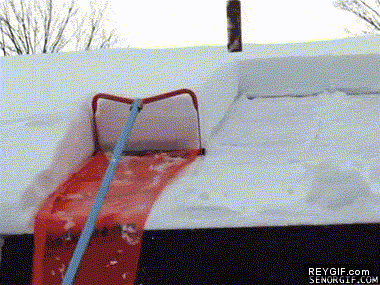GIF animado (90786) Quitando la nieve del tejado con estilo