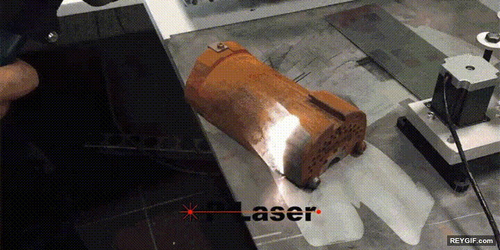 GIF animado (96044) Quitar el oxido con un rayo laser es extranamente placentero