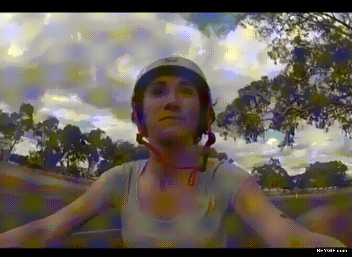 GIF animado (95579) Recuerda ponerte el casco cuando salgas a pasear con la bici