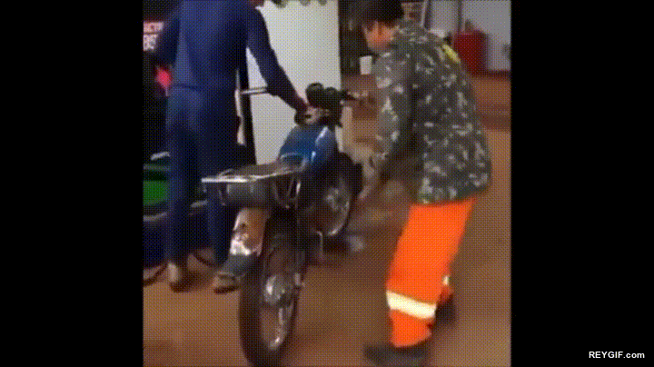 GIF animado (95503) Si hace bajada igual cuela que vas en moto