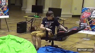 GIF animado (95984) Streamer montando su nueva silla de gamer y llevandose una sorpresa