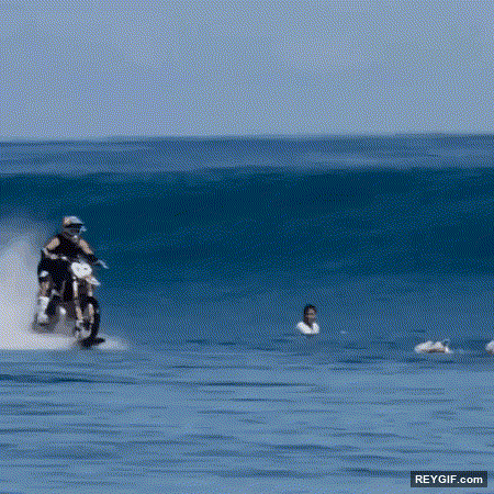 GIF animado (96166) Surfeando con una moto creo que ya lo he visto todo este verano