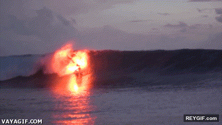 GIF animado (94771) Surfeando en un mar de fuego