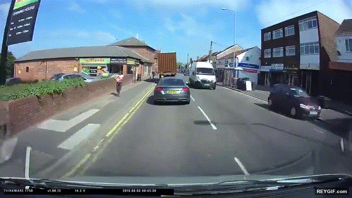 GIF animado (95692) Ten cuidado cuando tengas un camion en la espalda