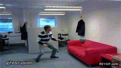GIF animado (90977) Tener un ninja en la oficina siempre es util