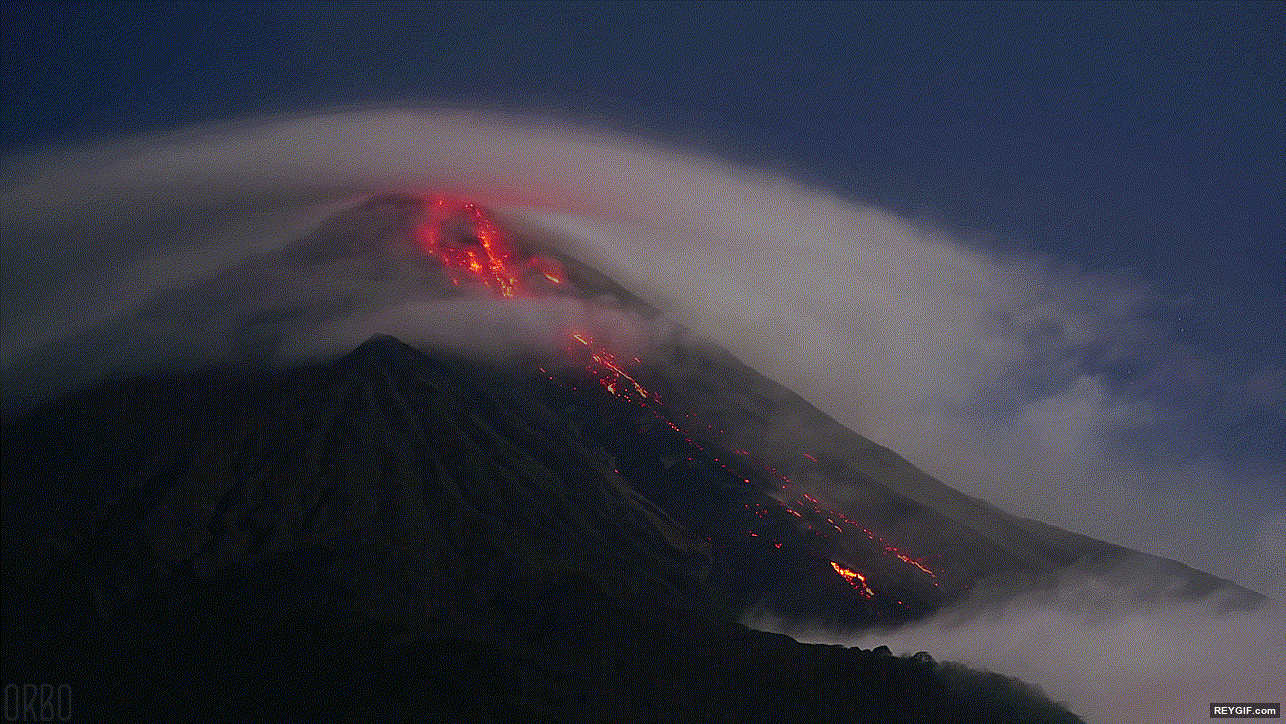 GIF animado (94460) Time lapse del volcan de karangetang alucinante