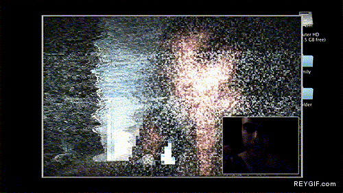 GIF animado (90247) Tipico hablas por webcam y un nino fantasma aparece