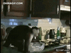 GIF animado (90365) Tu que haces robando en mi cocina