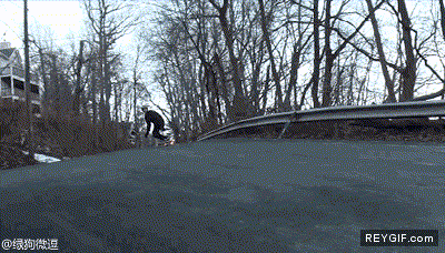 GIF animado (91995) Un par de metros mas y hubiera sido complicado volver a patinar
