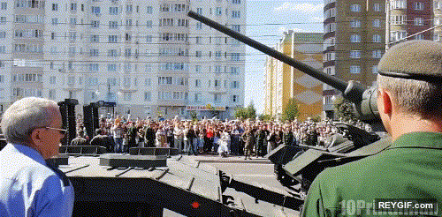 GIF animado (96163) Un tanque haciendo un fail tremendo en un desfile