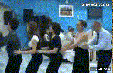 GIF animado (91591) Un viejo troll con una senorita joven en un baile