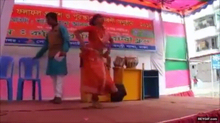 GIF animado (94429) Una bailarina profesional no interrumpe su baile por nada del mundo