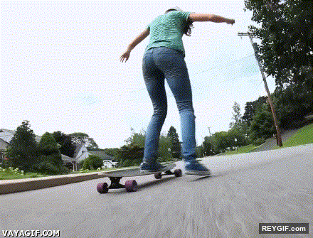 GIF animado (93658) Una chica en skate y con mucha habilidad que mas puedo pedir