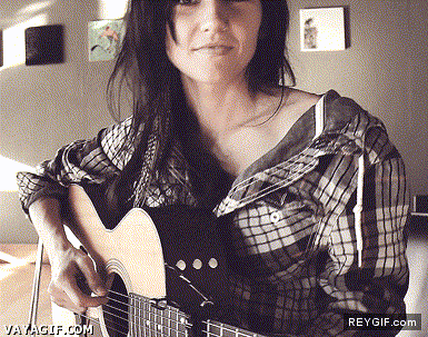 GIF animado (91128) Una chica guapa sonriendo y con una guitarra cupido por que me haces esto