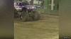 GIF animado (96248) Una de las locuras que puedes ver en un show de monster truck