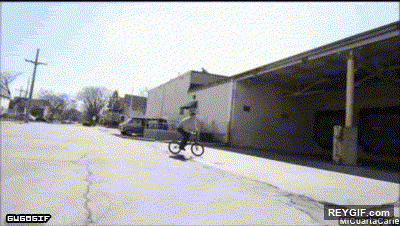 GIF animado (94240) Unos estupidos trialers no detendran mi paseo en bicicleta