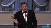 GIF animado (121480) El momento en el que george clooney hizo magia con su oscar