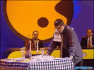 GIF animado (121738) Solo hace falta quitar la mesa para que funcione el truco